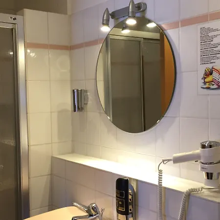 Zum Alten Faehrhaus - Bed and Breakfast 3*